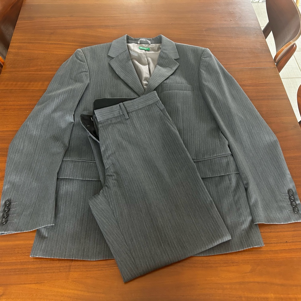 United Colors of Benetton suit. Gray stripe size 50.